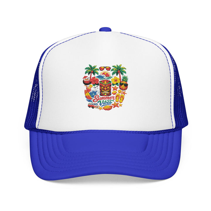 Summer trucker hat size guide in centimeters with female model, accurate measurements and clean ecommerce layout.