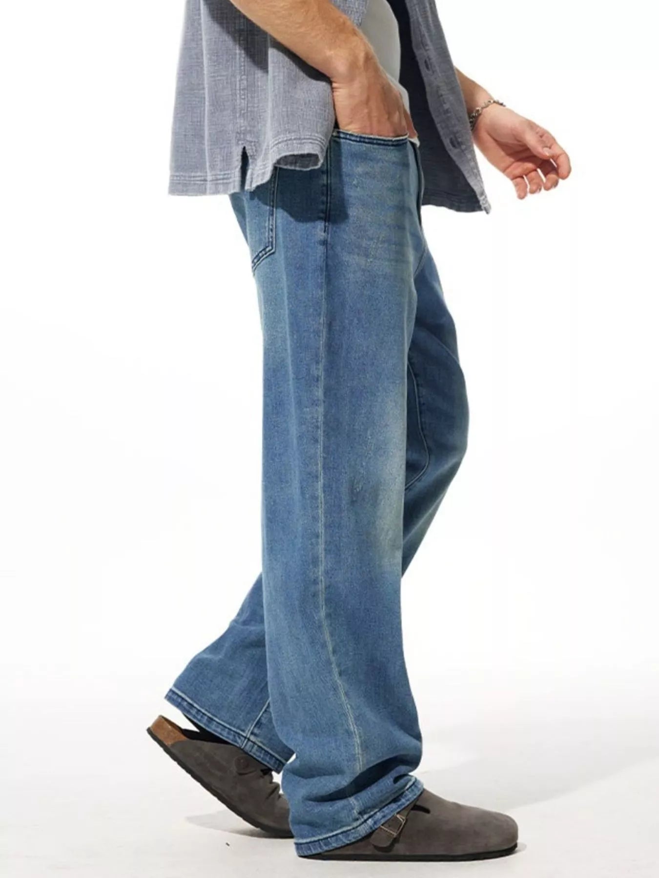 Back view: men’s washed wide leg jeans – pocketed design and clean vintage fade