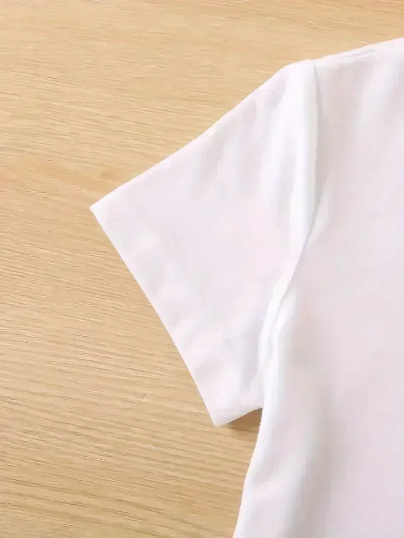 Bonjour Paris T-Shirt – Close-up letter print and clean crew neckline