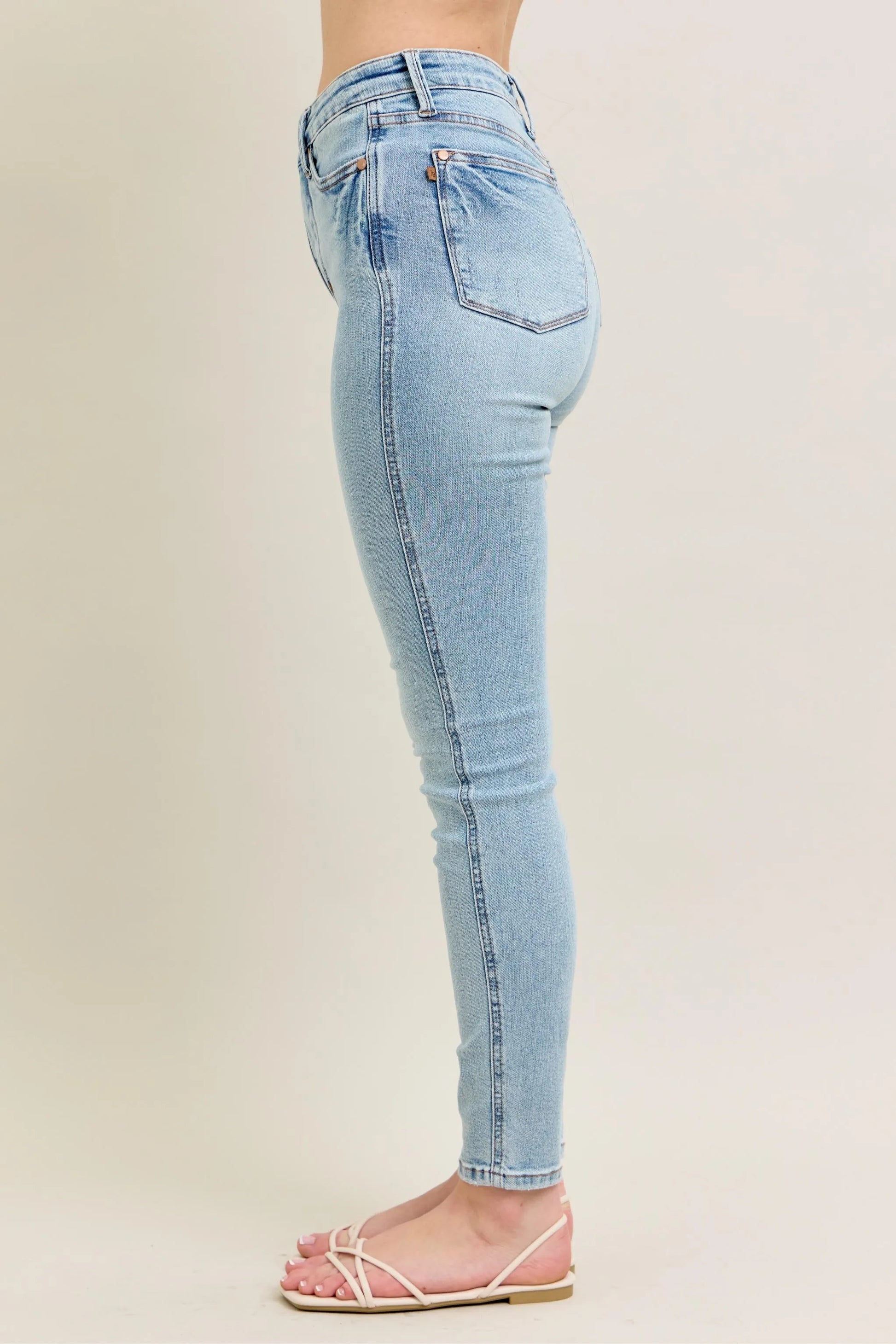 Button-zip closure and classic 5-pocket design on denim.

