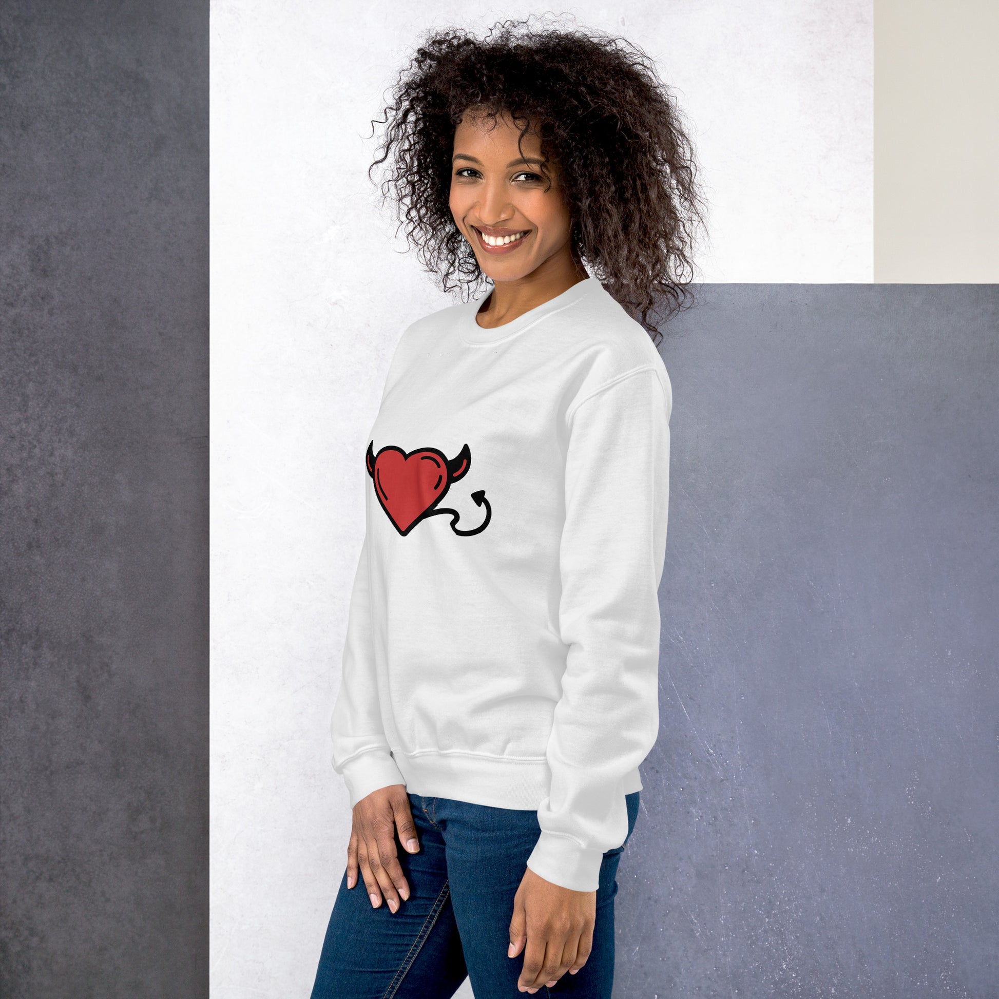 Casual outfit with graphic unisex sweatshirt and minimalist sneakers

