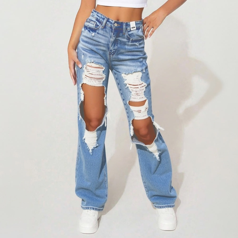 High-waist cotton denim jeans, blending classic style with modern versatility.