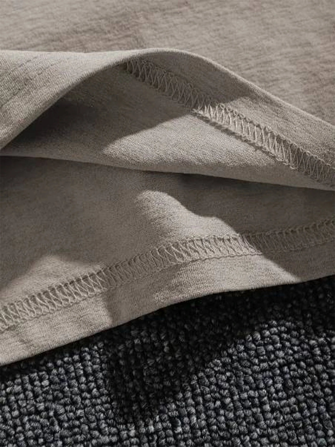 Milano casual tee product image focusing on letter print, short sleeves, O-neck shape and loose cut for warm-weather outfits.