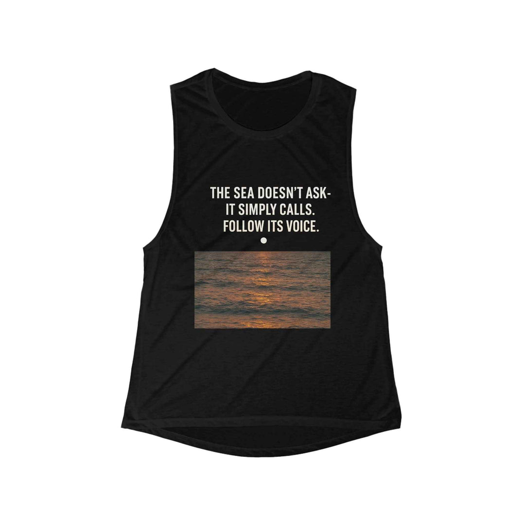 Side-seamed_women_s_tank_top_with_relaxed_fit_ideal_for_yoga_or_beach.