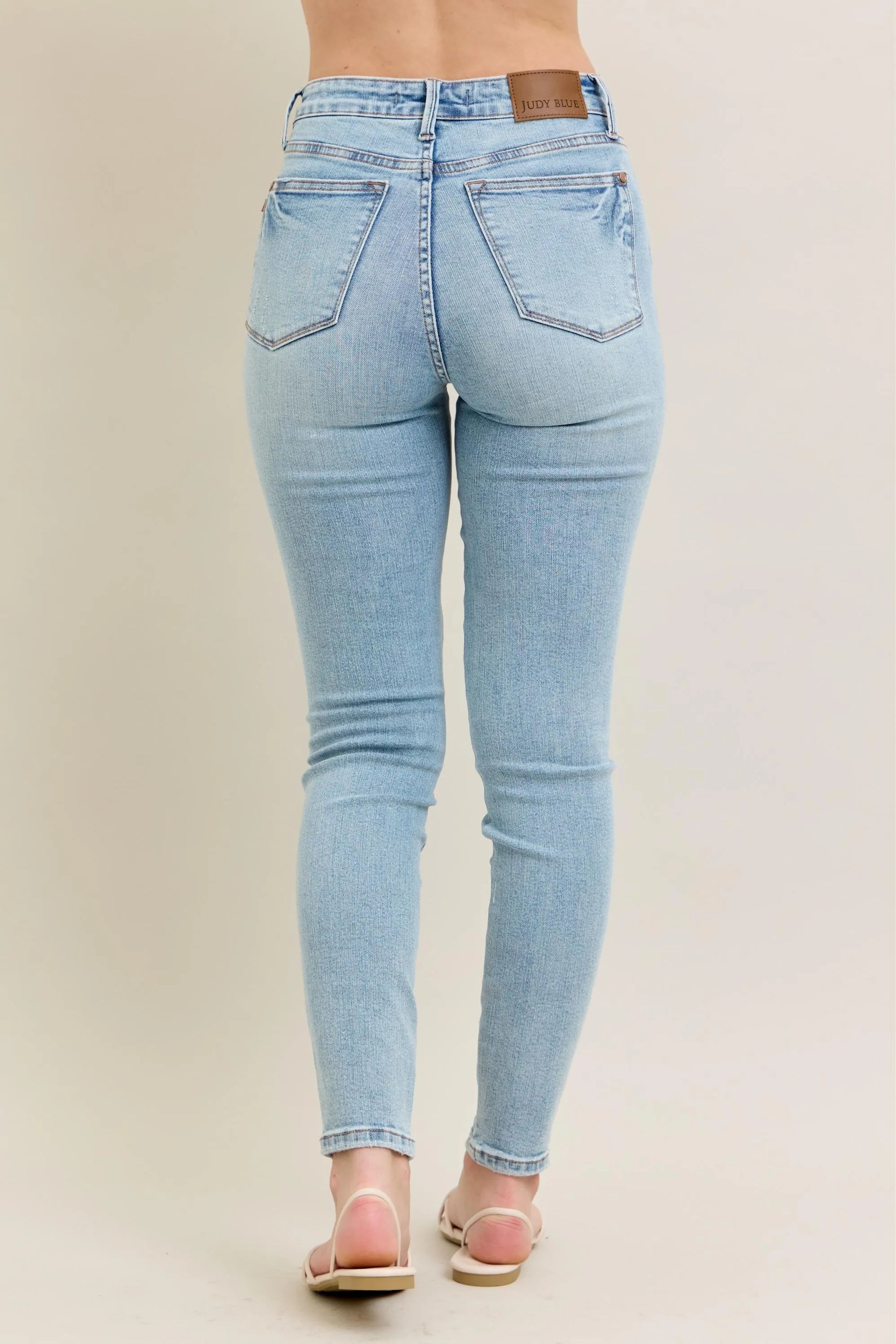 Smart casual look with skinny jeans and blouse.

