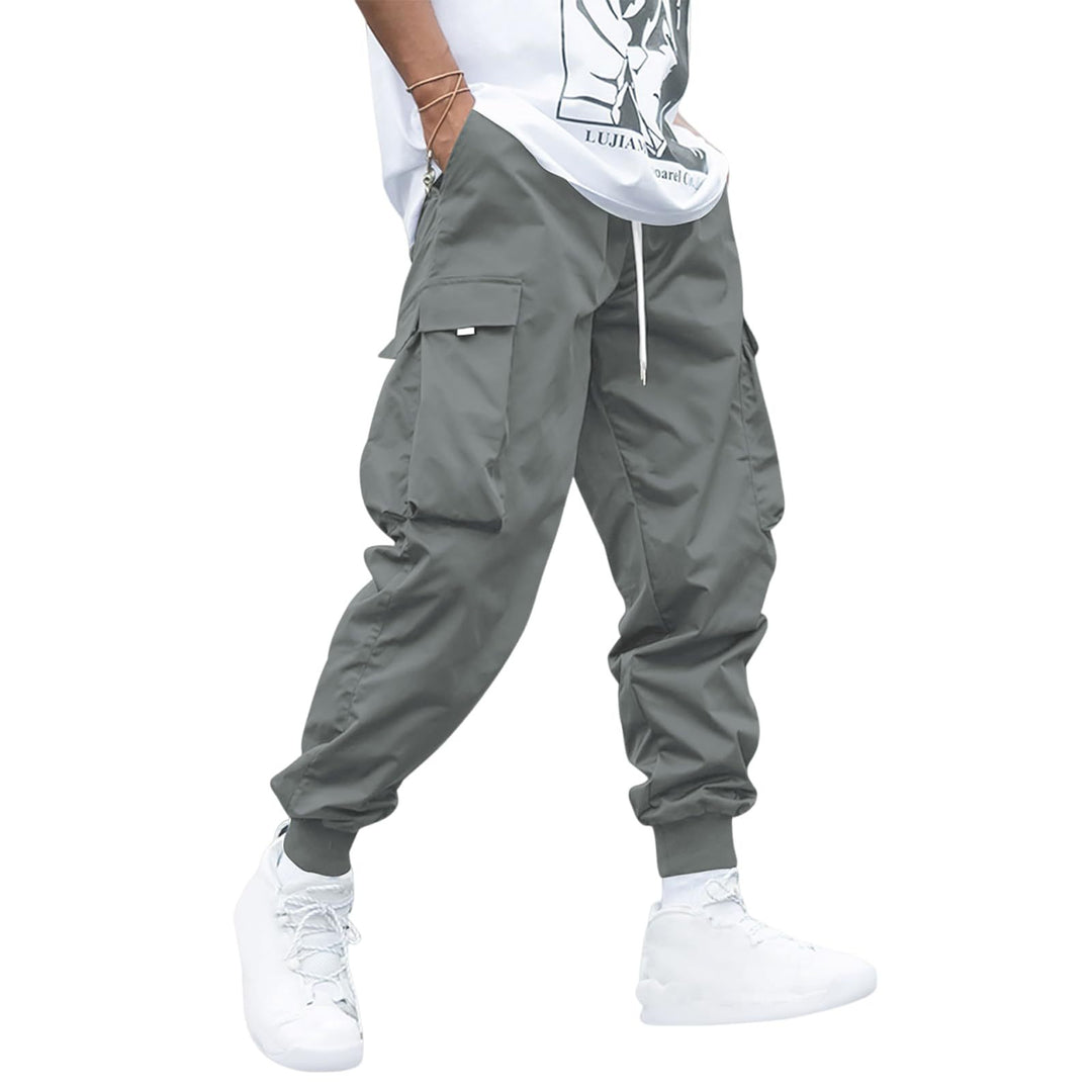 Men’s streetwear cargo pants with side pockets and relaxed fit for sneakers, hoodies, and casual looks