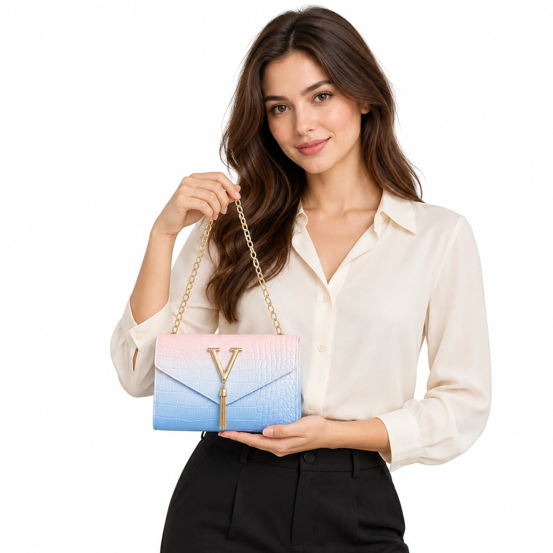 Woman presenting the pastel blue chain shoulder bag with a simple cream outfit