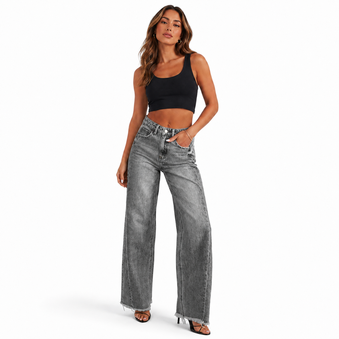 Wide leg jeans for women in grey denim with high waist, front pockets, wide straight-leg shape and slightly frayed hems.